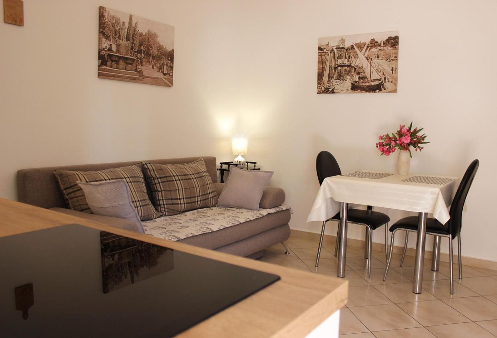 Lanterna Puntamika Apt. Near *